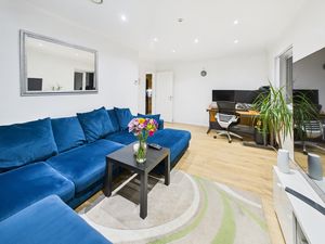 LIVING ROOM- click for photo gallery